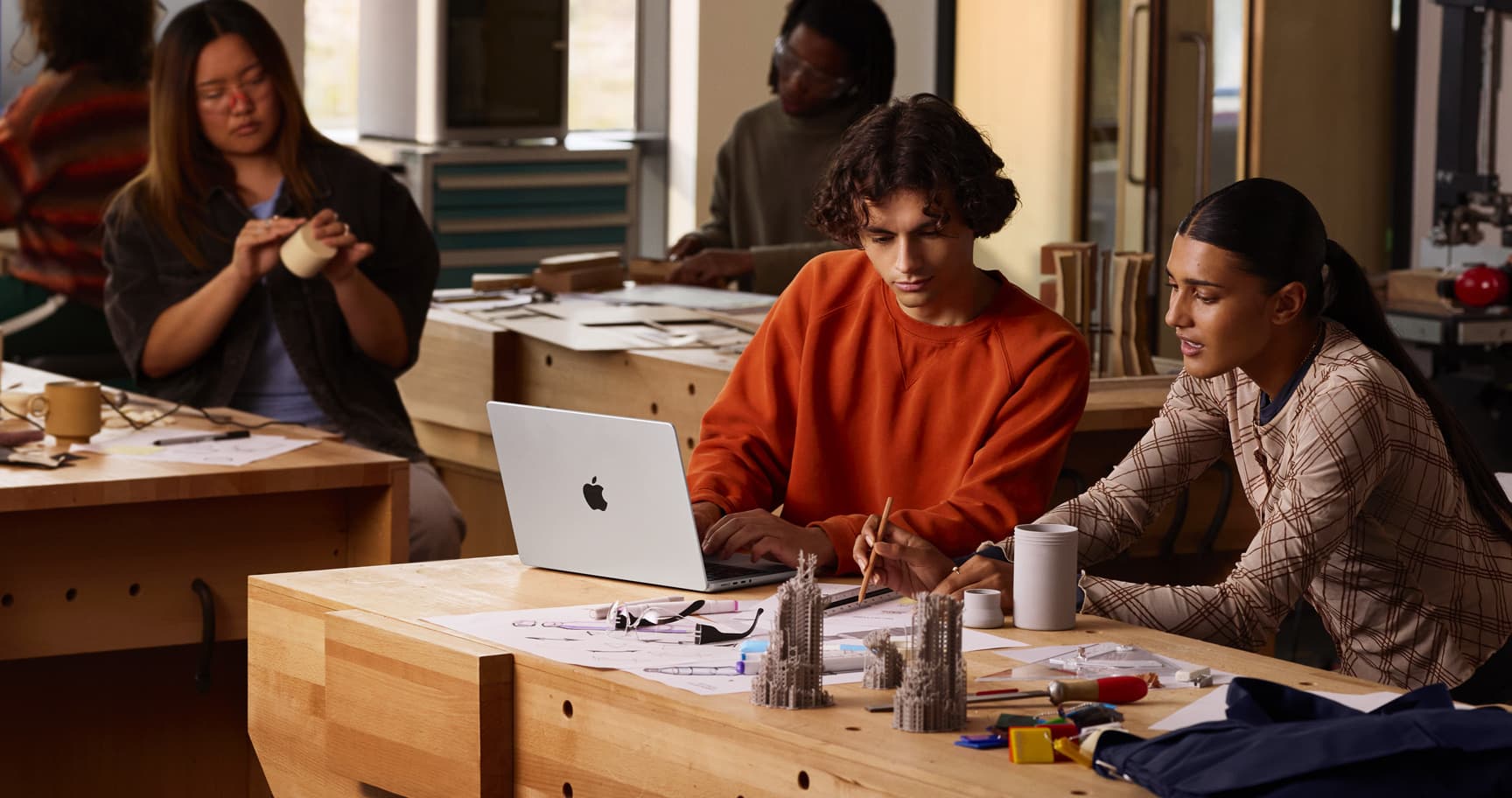 MacBook Pro durable 100% recycled aluminium unibody